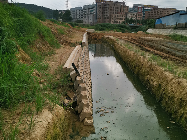 自锁型生态挡墙砌块